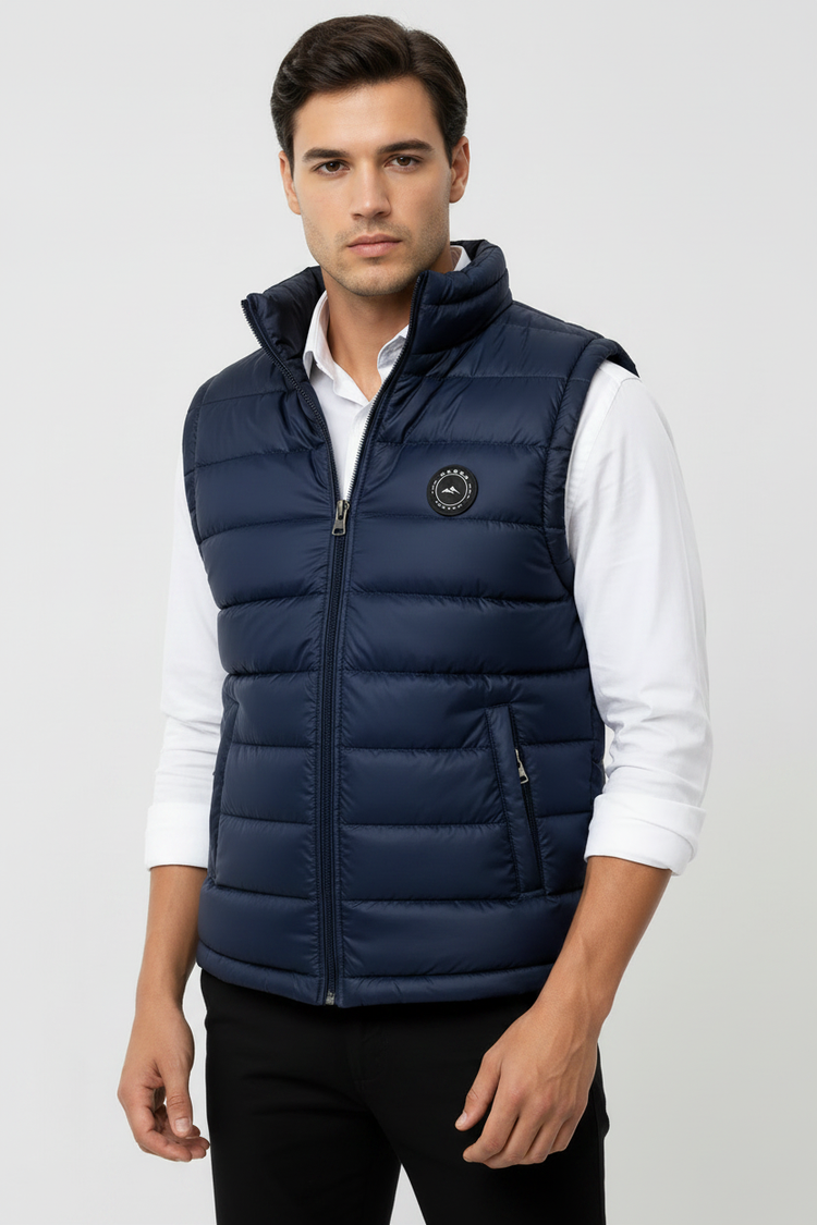 Chaleco azul cerrado con modelo